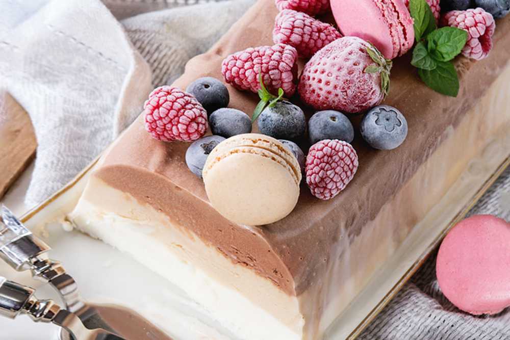 Budín helado con crema de avellanas