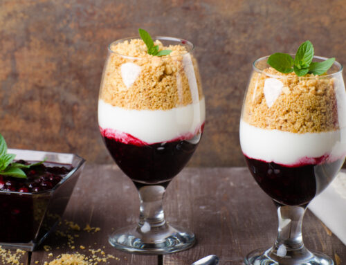 Vasitos de miel y frutas frescas para recibir la primavera